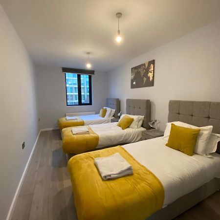 Cosy Flats Near Heathrow, Group Bookings Available With Parking Space 하운슬로우 외부 사진