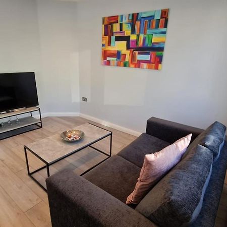 Cosy Flats Near Heathrow, Group Bookings Available With Parking Space 하운슬로우 외부 사진