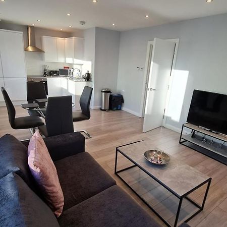 Cosy Flats Near Heathrow, Group Bookings Available With Parking Space 하운슬로우 외부 사진