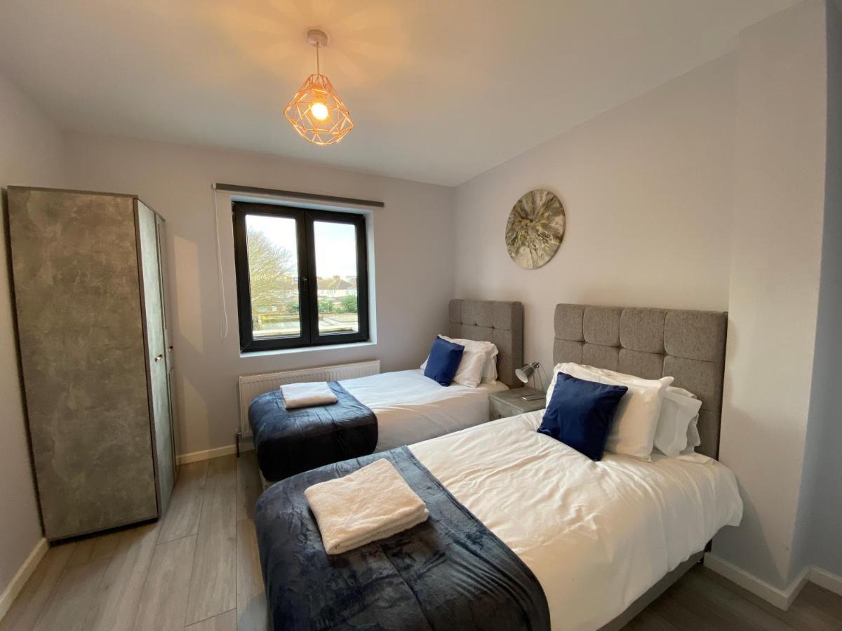 Cosy Flats Near Heathrow, Group Bookings Available With Parking Space 하운슬로우 외부 사진