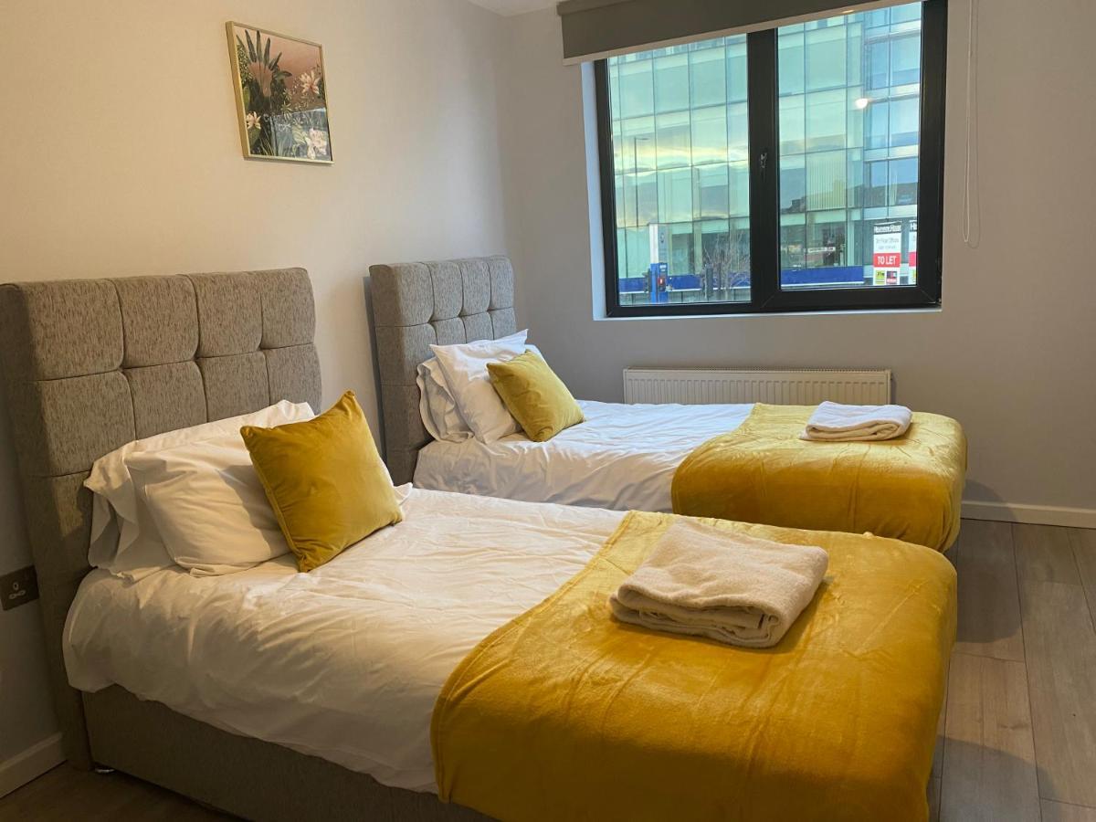 Cosy Flats Near Heathrow, Group Bookings Available With Parking Space 하운슬로우 외부 사진