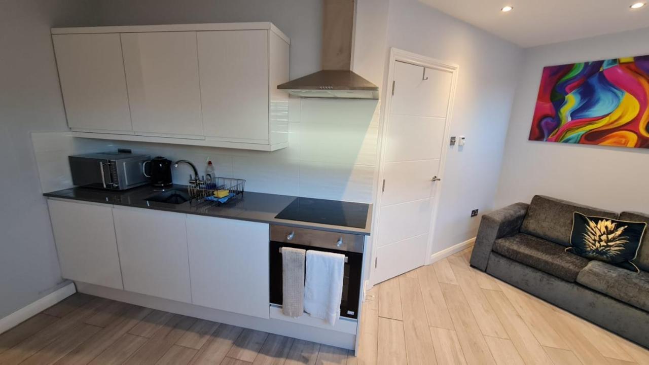 Cosy Flats Near Heathrow, Group Bookings Available With Parking Space 하운슬로우 외부 사진