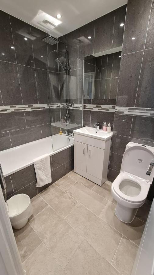 Cosy Flats Near Heathrow, Group Bookings Available With Parking Space 하운슬로우 외부 사진