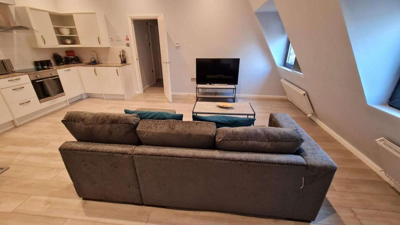 Cosy Flats Near Heathrow, Group Bookings Available With Parking Space 하운슬로우 외부 사진