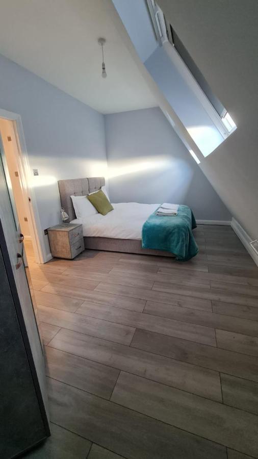 Cosy Flats Near Heathrow, Group Bookings Available With Parking Space 하운슬로우 외부 사진