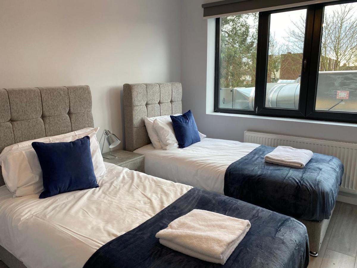 Cosy Flats Near Heathrow, Group Bookings Available With Parking Space 하운슬로우 외부 사진