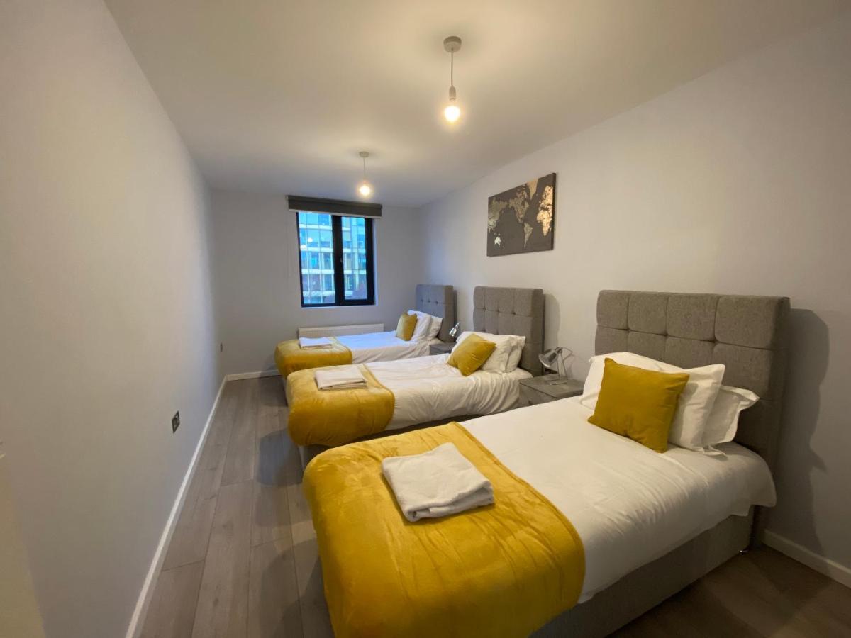 Cosy Flats Near Heathrow, Group Bookings Available With Parking Space 하운슬로우 외부 사진