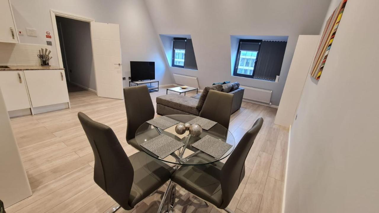 Cosy Flats Near Heathrow, Group Bookings Available With Parking Space 하운슬로우 외부 사진
