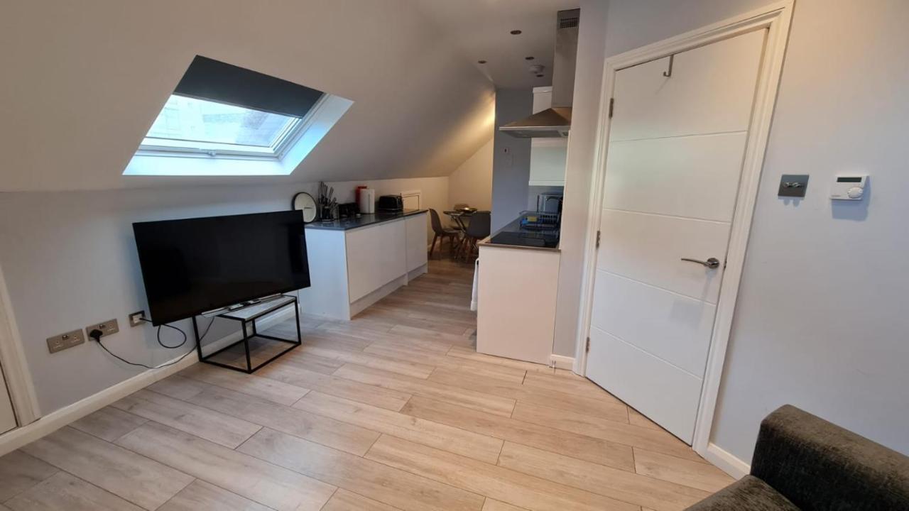 Cosy Flats Near Heathrow, Group Bookings Available With Parking Space 하운슬로우 외부 사진