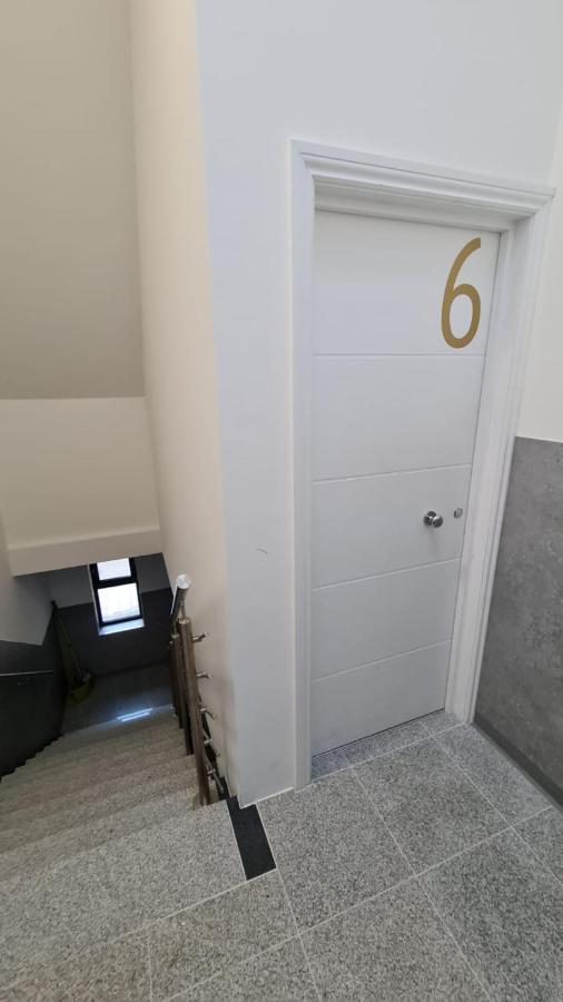 Cosy Flats Near Heathrow, Group Bookings Available With Parking Space 하운슬로우 외부 사진