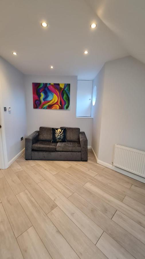Cosy Flats Near Heathrow, Group Bookings Available With Parking Space 하운슬로우 외부 사진