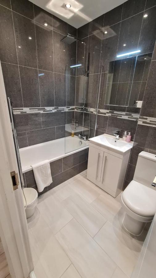 Cosy Flats Near Heathrow, Group Bookings Available With Parking Space 하운슬로우 외부 사진