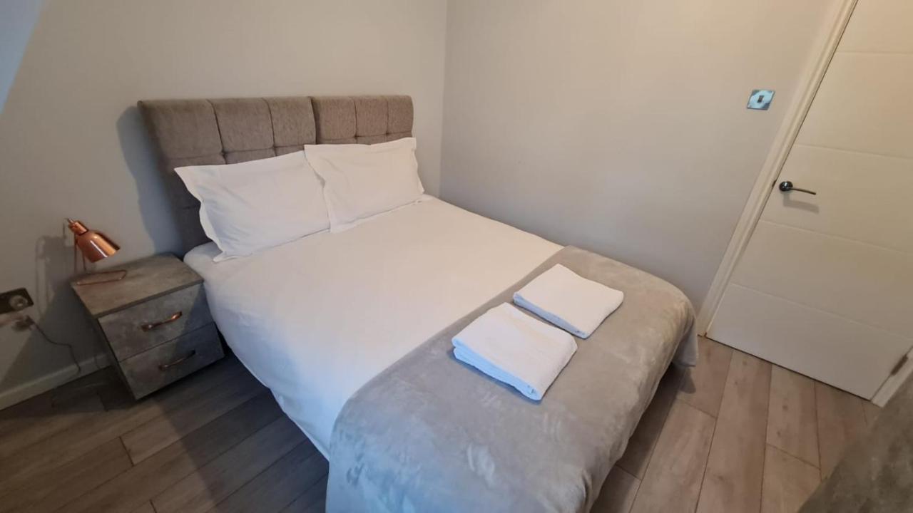 Cosy Flats Near Heathrow, Group Bookings Available With Parking Space 하운슬로우 외부 사진
