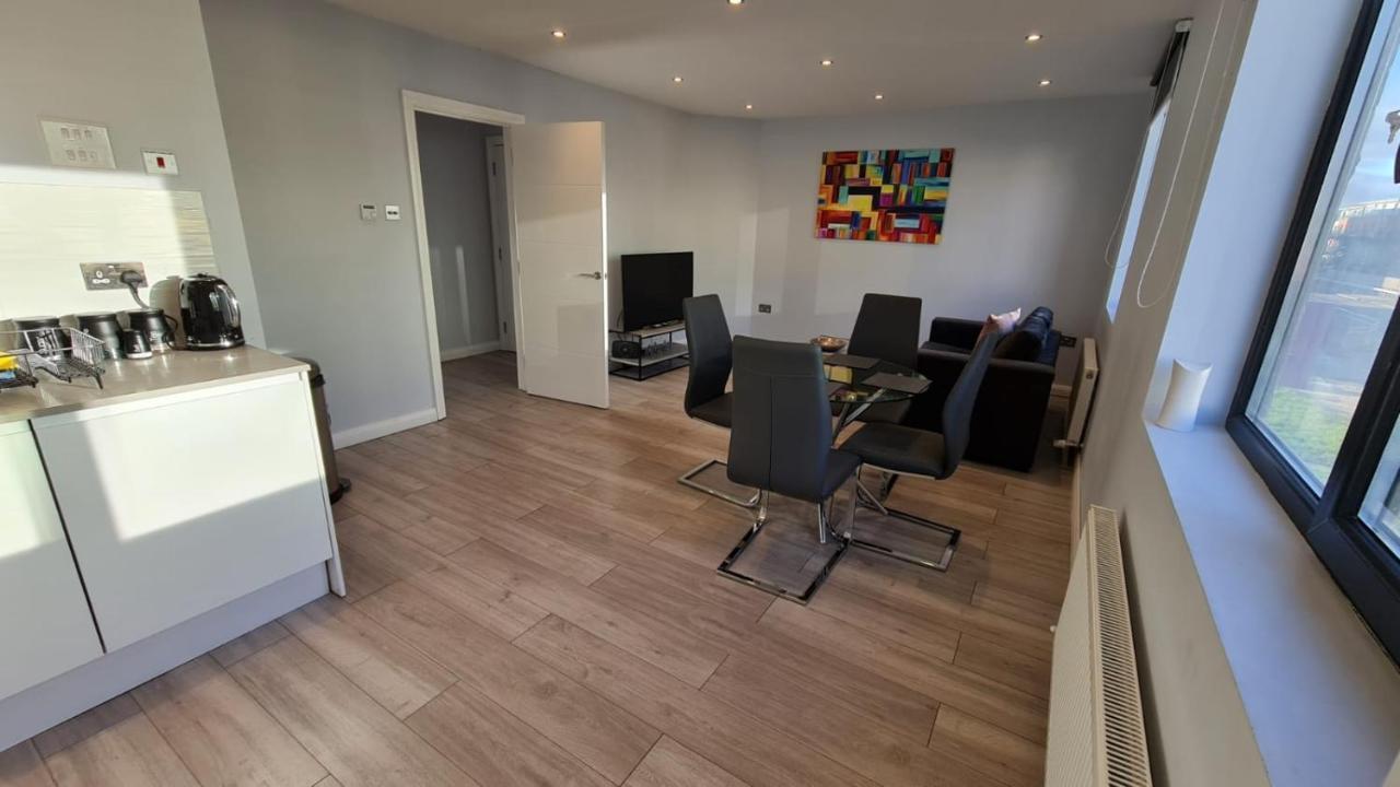 Cosy Flats Near Heathrow, Group Bookings Available With Parking Space 하운슬로우 외부 사진