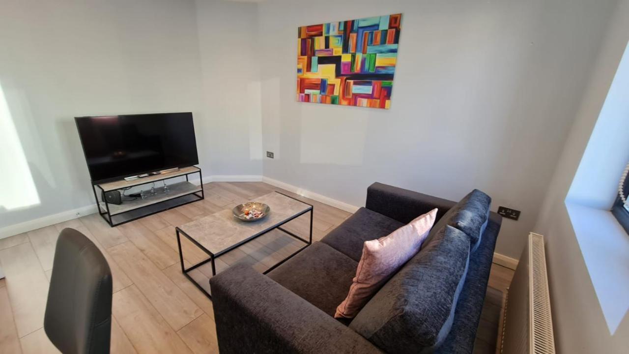 Cosy Flats Near Heathrow, Group Bookings Available With Parking Space 하운슬로우 외부 사진