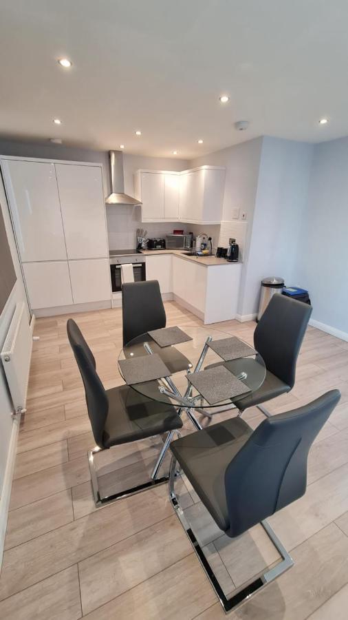 Cosy Flats Near Heathrow, Group Bookings Available With Parking Space 하운슬로우 외부 사진