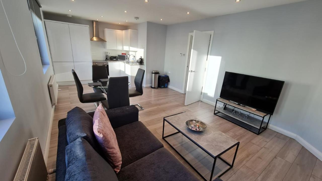 Cosy Flats Near Heathrow, Group Bookings Available With Parking Space 하운슬로우 외부 사진