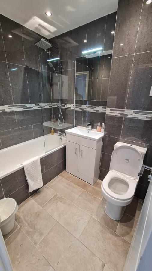 Cosy Flats Near Heathrow, Group Bookings Available With Parking Space 하운슬로우 외부 사진