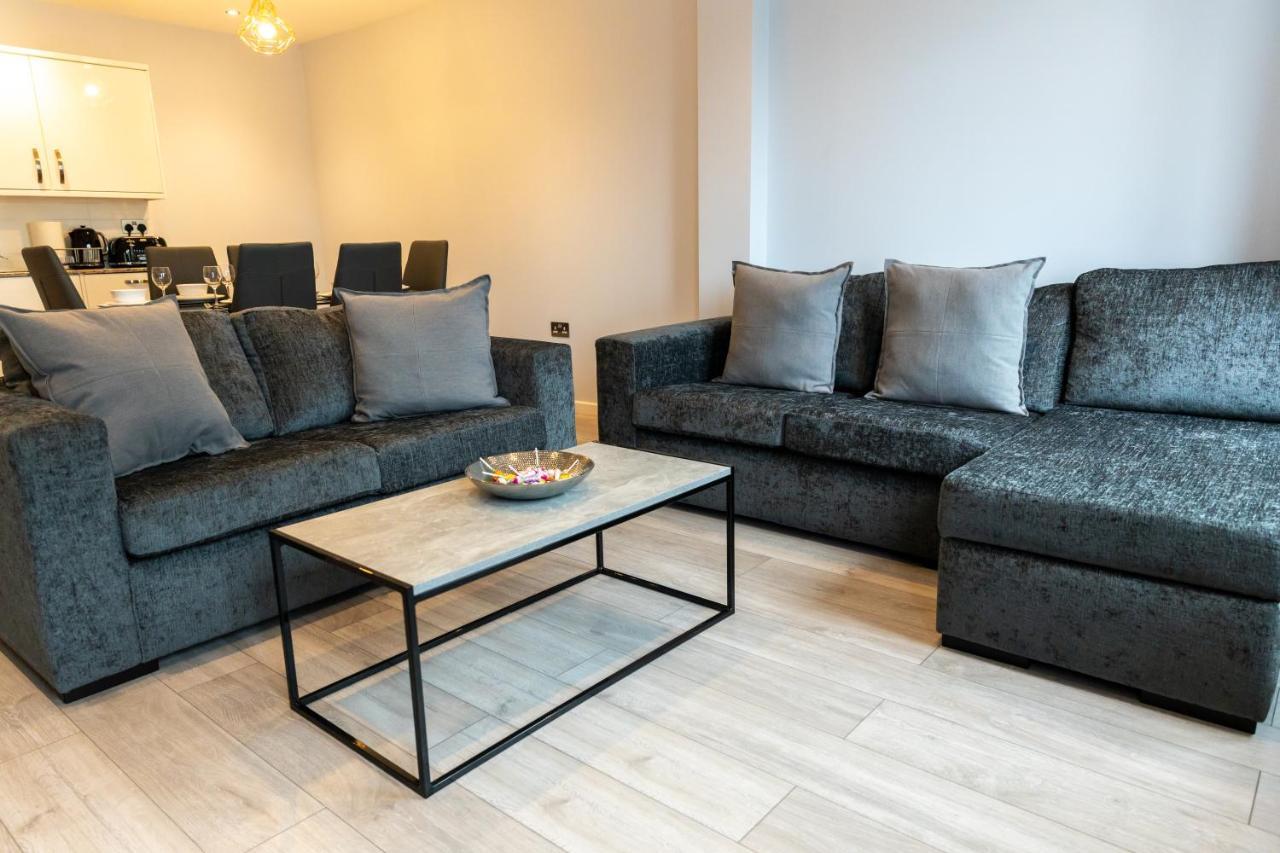 Cosy Flats Near Heathrow, Group Bookings Available With Parking Space 하운슬로우 외부 사진