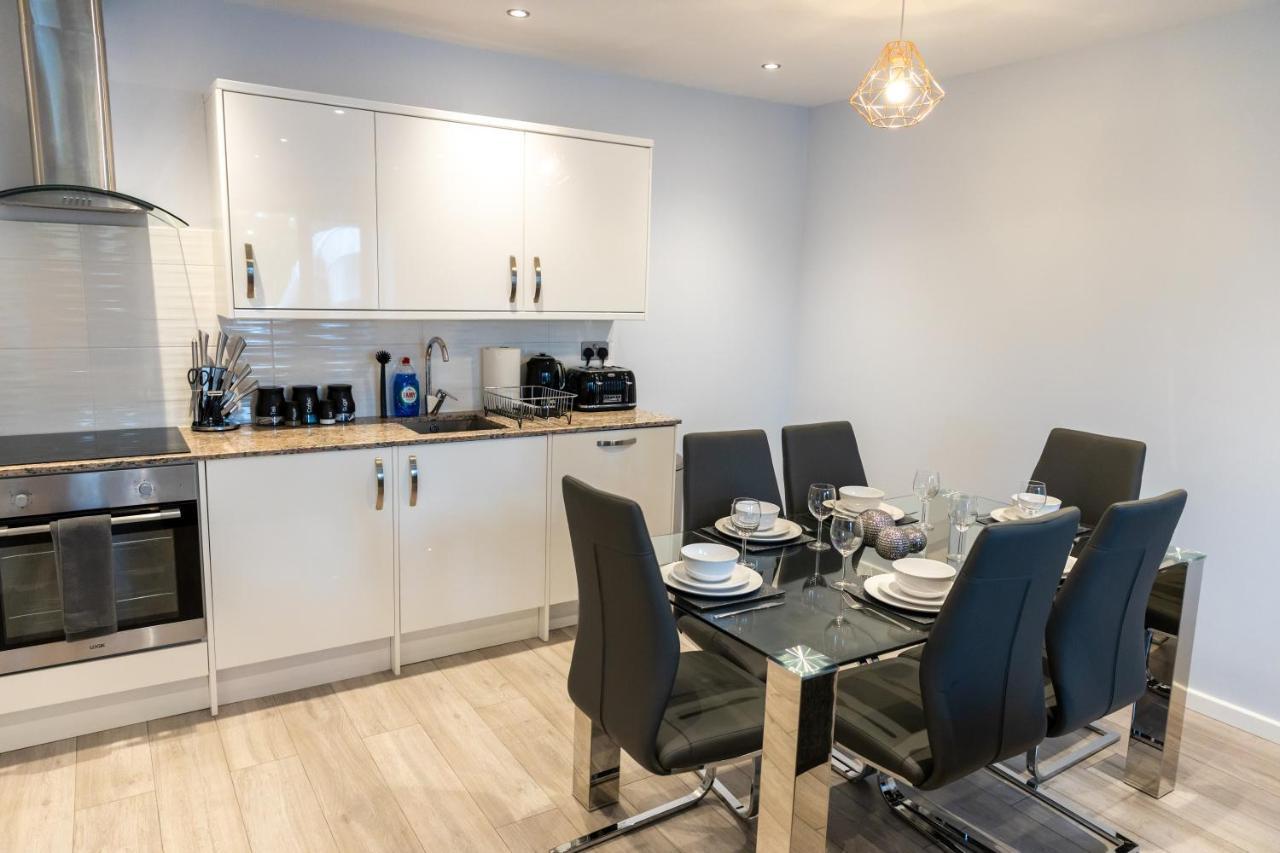 Cosy Flats Near Heathrow, Group Bookings Available With Parking Space 하운슬로우 외부 사진