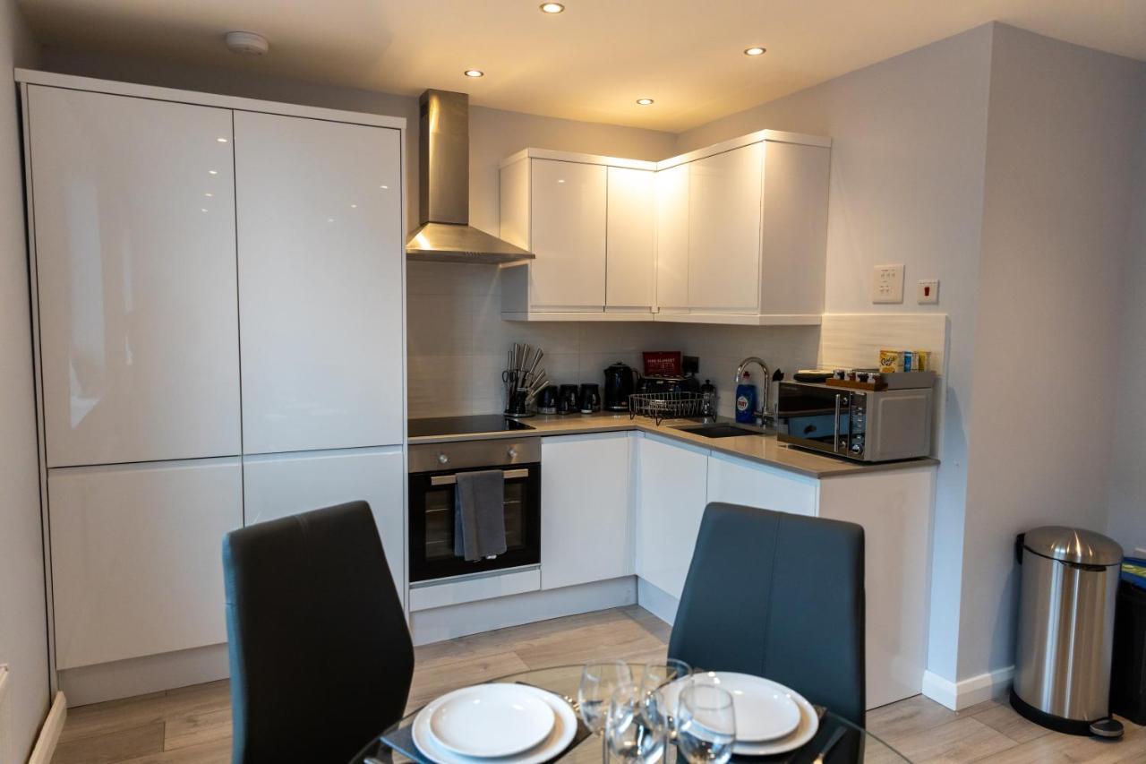 Cosy Flats Near Heathrow, Group Bookings Available With Parking Space 하운슬로우 외부 사진