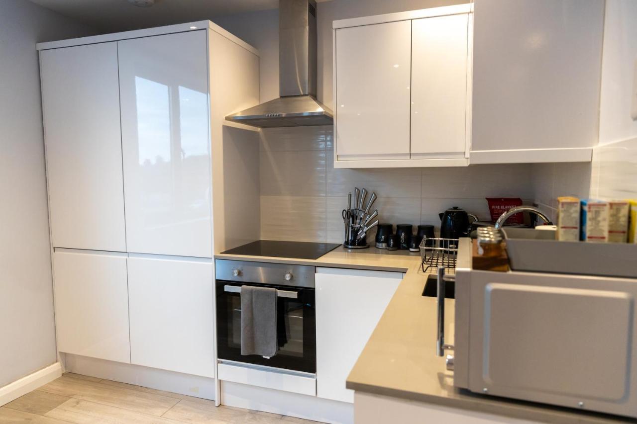 Cosy Flats Near Heathrow, Group Bookings Available With Parking Space 하운슬로우 외부 사진