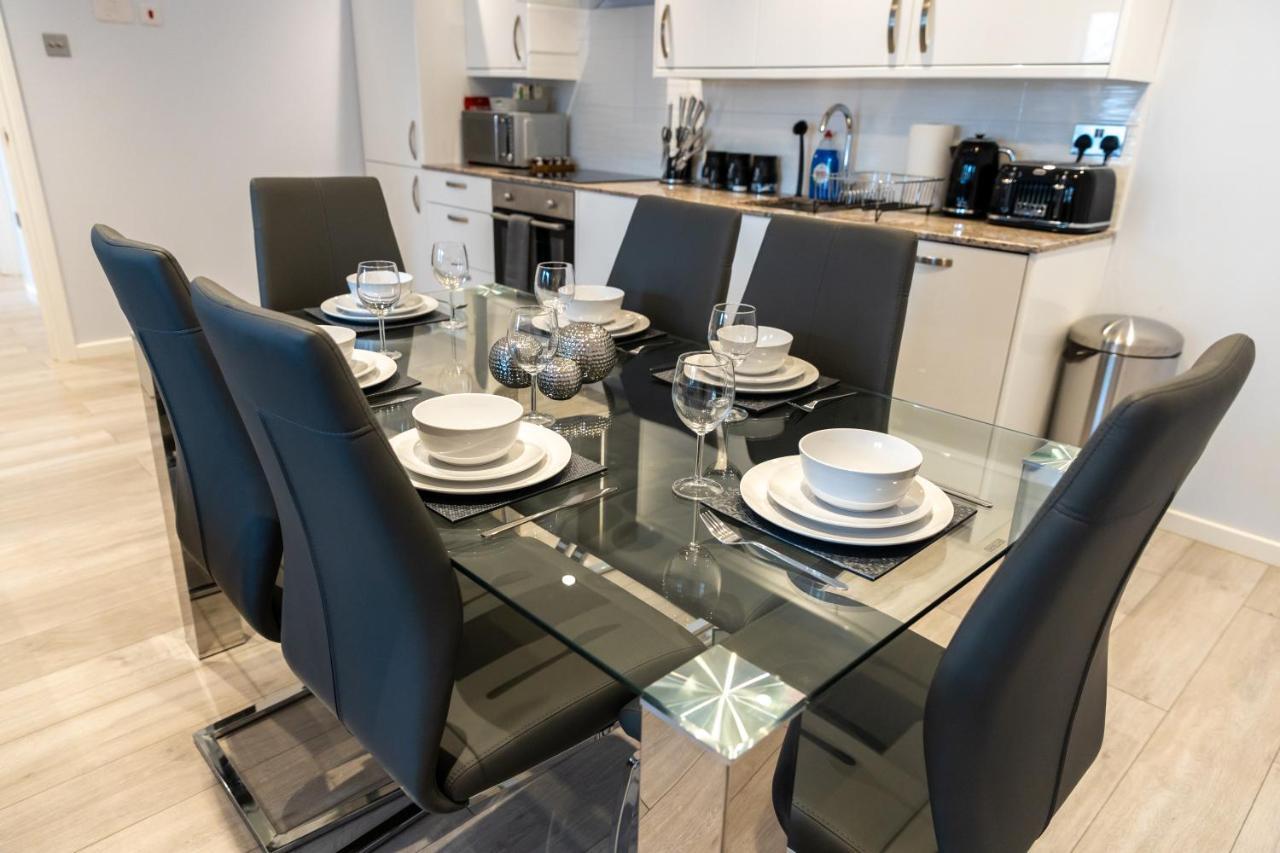 Cosy Flats Near Heathrow, Group Bookings Available With Parking Space 하운슬로우 외부 사진