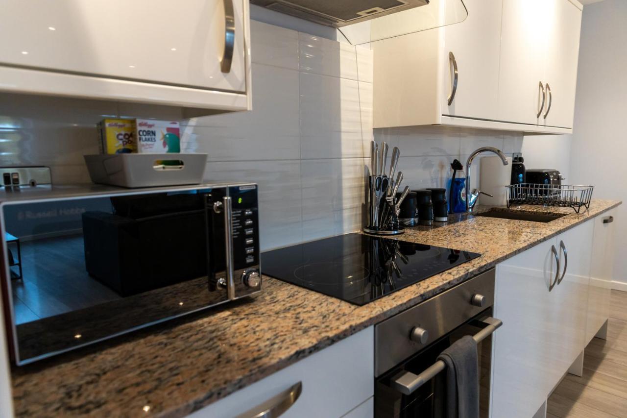 Cosy Flats Near Heathrow, Group Bookings Available With Parking Space 하운슬로우 외부 사진