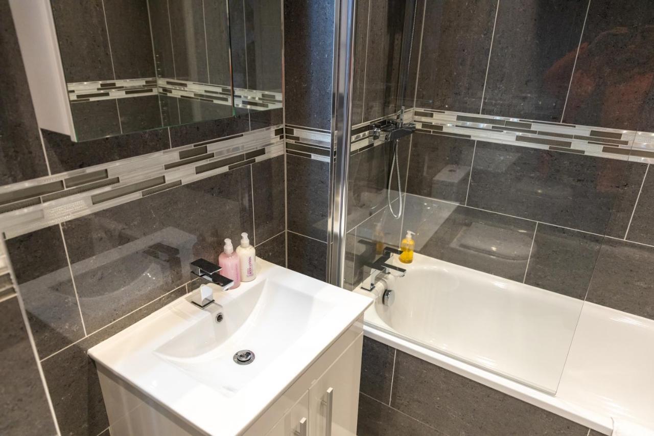 Cosy Flats Near Heathrow, Group Bookings Available With Parking Space 하운슬로우 외부 사진