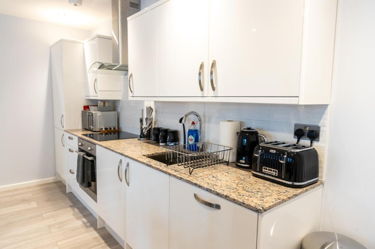 Cosy Flats Near Heathrow, Group Bookings Available With Parking Space 하운슬로우 외부 사진