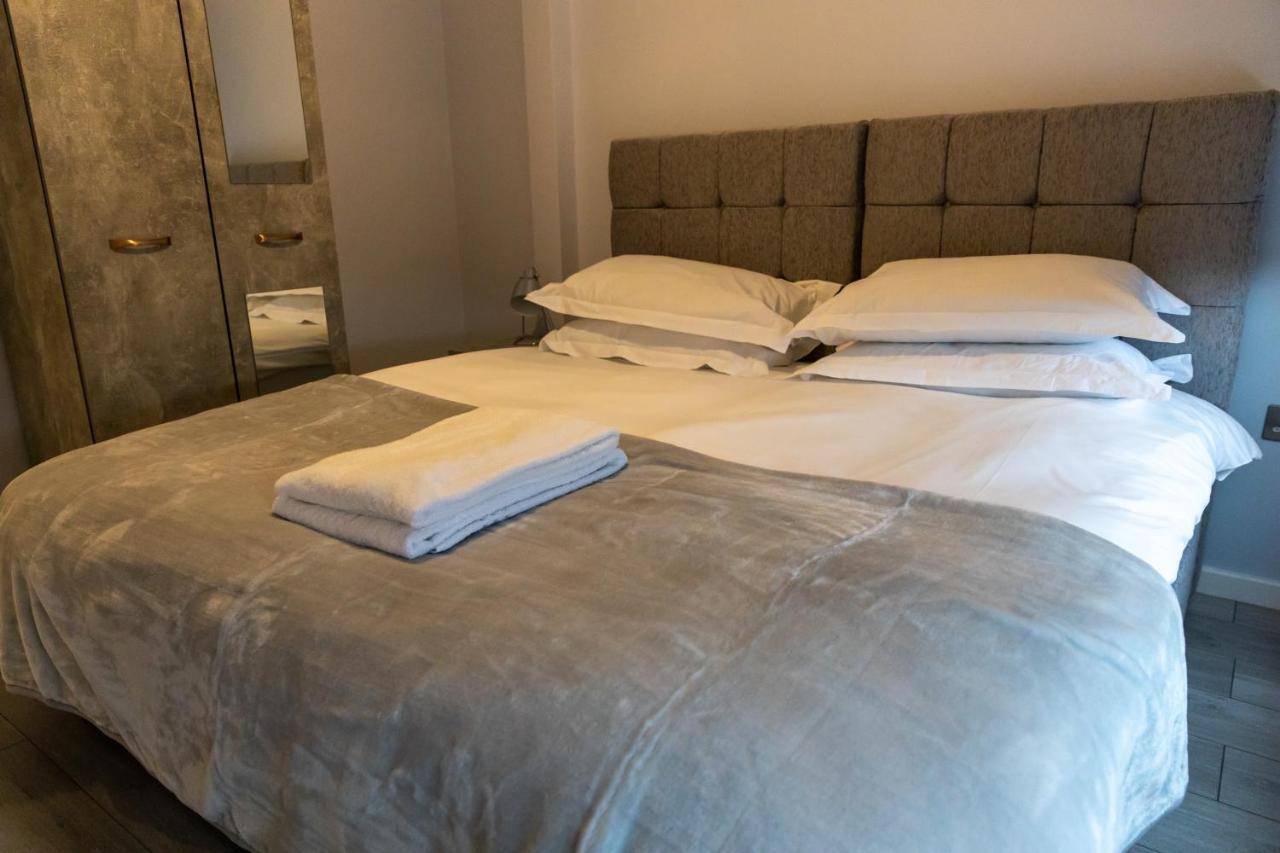 Cosy Flats Near Heathrow, Group Bookings Available With Parking Space 하운슬로우 외부 사진