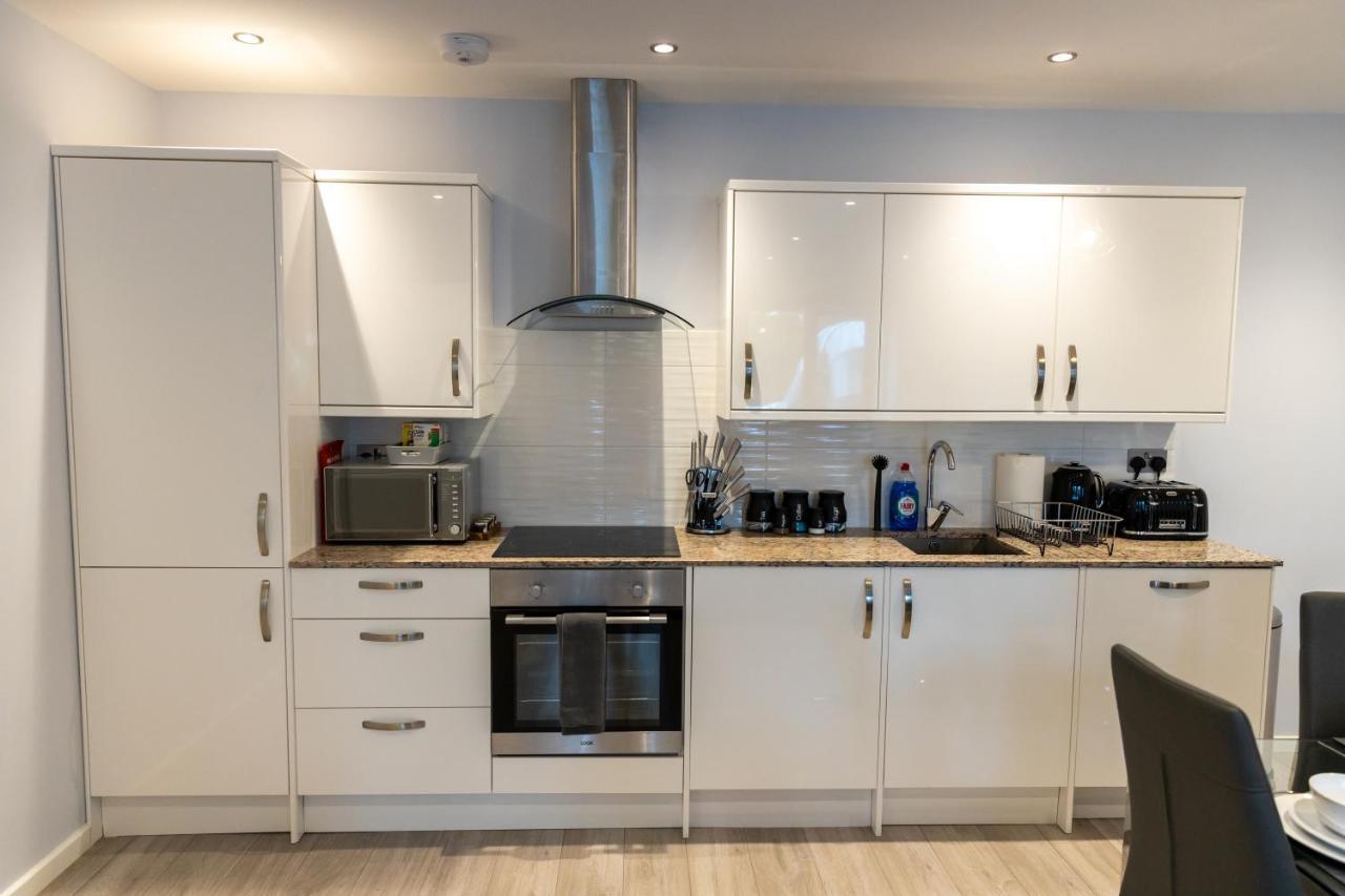 Cosy Flats Near Heathrow, Group Bookings Available With Parking Space 하운슬로우 외부 사진