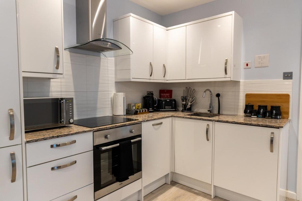 Cosy Flats Near Heathrow, Group Bookings Available With Parking Space 하운슬로우 외부 사진
