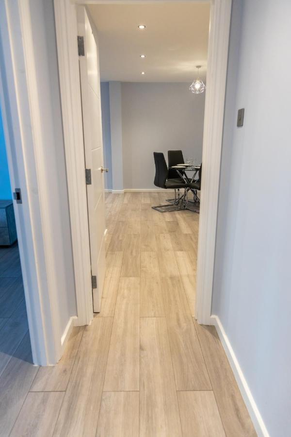 Cosy Flats Near Heathrow, Group Bookings Available With Parking Space 하운슬로우 외부 사진
