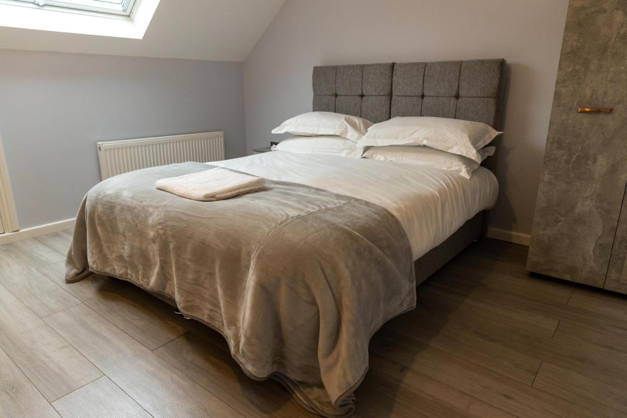 Cosy Flats Near Heathrow, Group Bookings Available With Parking Space 하운슬로우 외부 사진