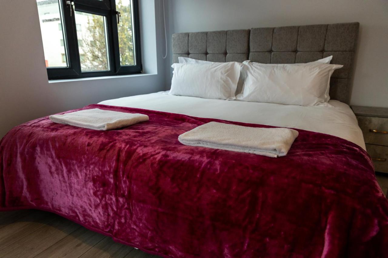 Cosy Flats Near Heathrow, Group Bookings Available With Parking Space 하운슬로우 외부 사진