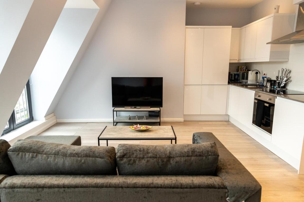 Cosy Flats Near Heathrow, Group Bookings Available With Parking Space 하운슬로우 외부 사진