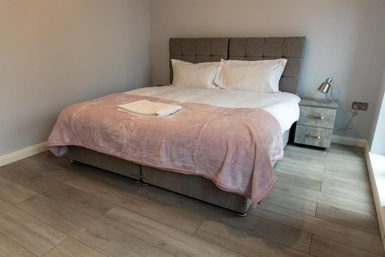 Cosy Flats Near Heathrow, Group Bookings Available With Parking Space 하운슬로우 외부 사진