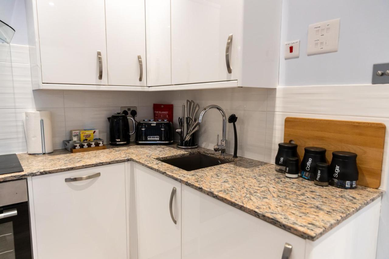 Cosy Flats Near Heathrow, Group Bookings Available With Parking Space 하운슬로우 외부 사진