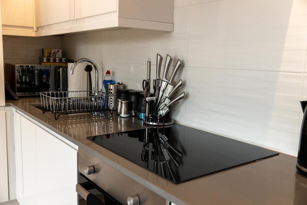 Cosy Flats Near Heathrow, Group Bookings Available With Parking Space 하운슬로우 외부 사진