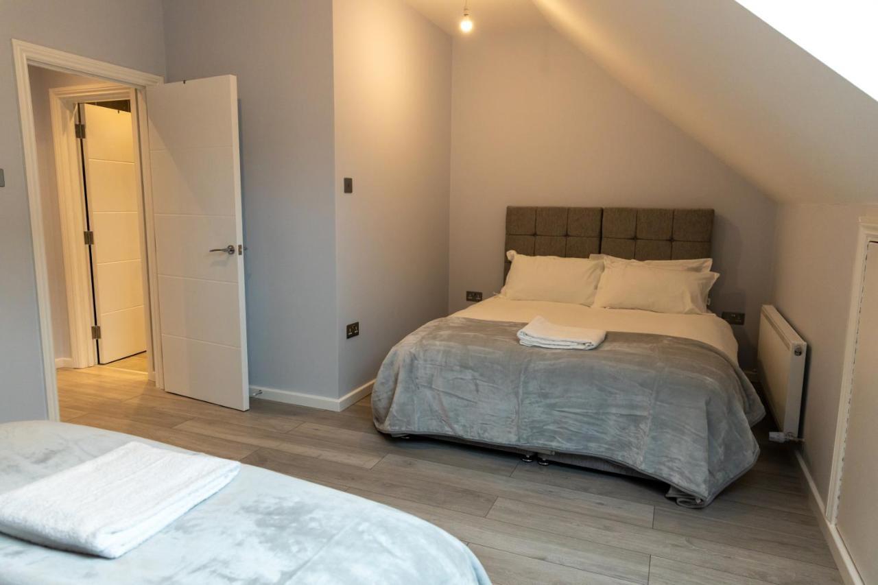 Cosy Flats Near Heathrow, Group Bookings Available With Parking Space 하운슬로우 외부 사진