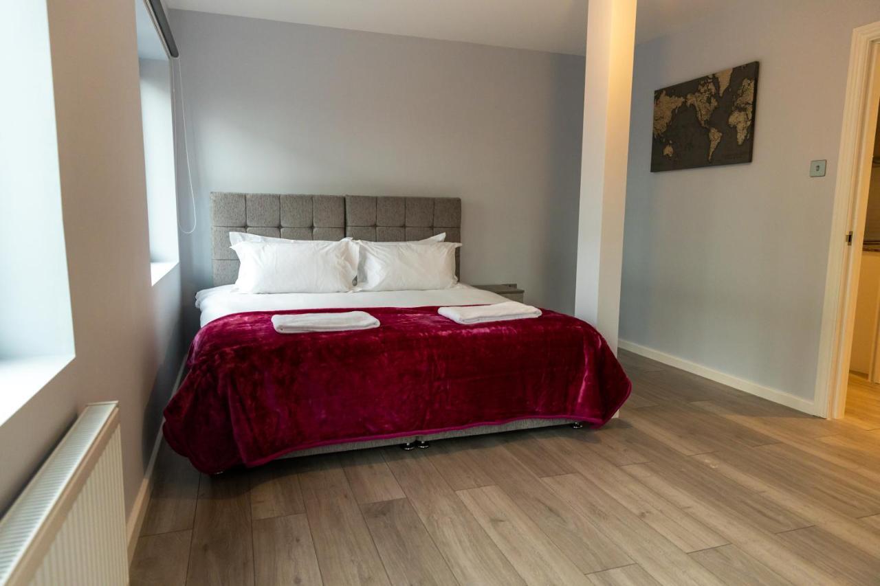 Cosy Flats Near Heathrow, Group Bookings Available With Parking Space 하운슬로우 외부 사진